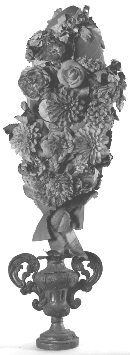 vaso d'altare con composizione floreale, serie - ambito italiano (inizio sec. XIX)