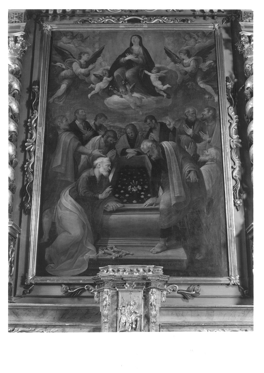 apostoli intorno al sepolcro vuoto e colmo di fiori della Madonna (dipinto, opera isolata) di Nucci Avanzino (inizio sec. XVII)