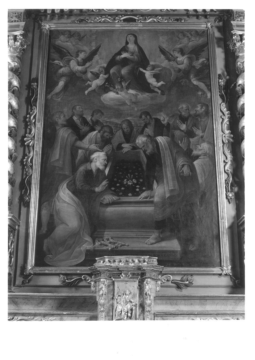 apostoli intorno al sepolcro vuoto e colmo di fiori della Madonna (dipinto, opera isolata) di Nucci Avanzino (inizio sec. XVII)