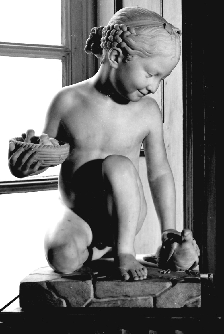 fanciulla inginocchiata con tortore (scultura, opera isolata) - bottega toscana (sec. XIX)