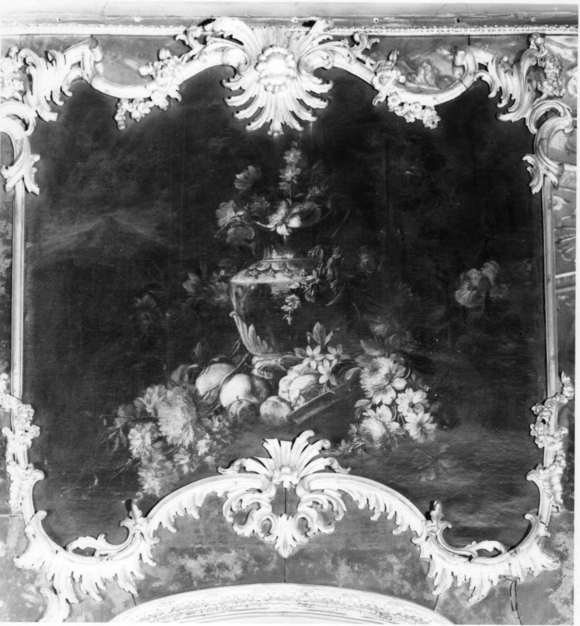 natura morta con fiori, frutta e anfora (sovrapporta, opera isolata) di Rapous Michele Antonio Giuseppe (terzo quarto sec. XVIII)