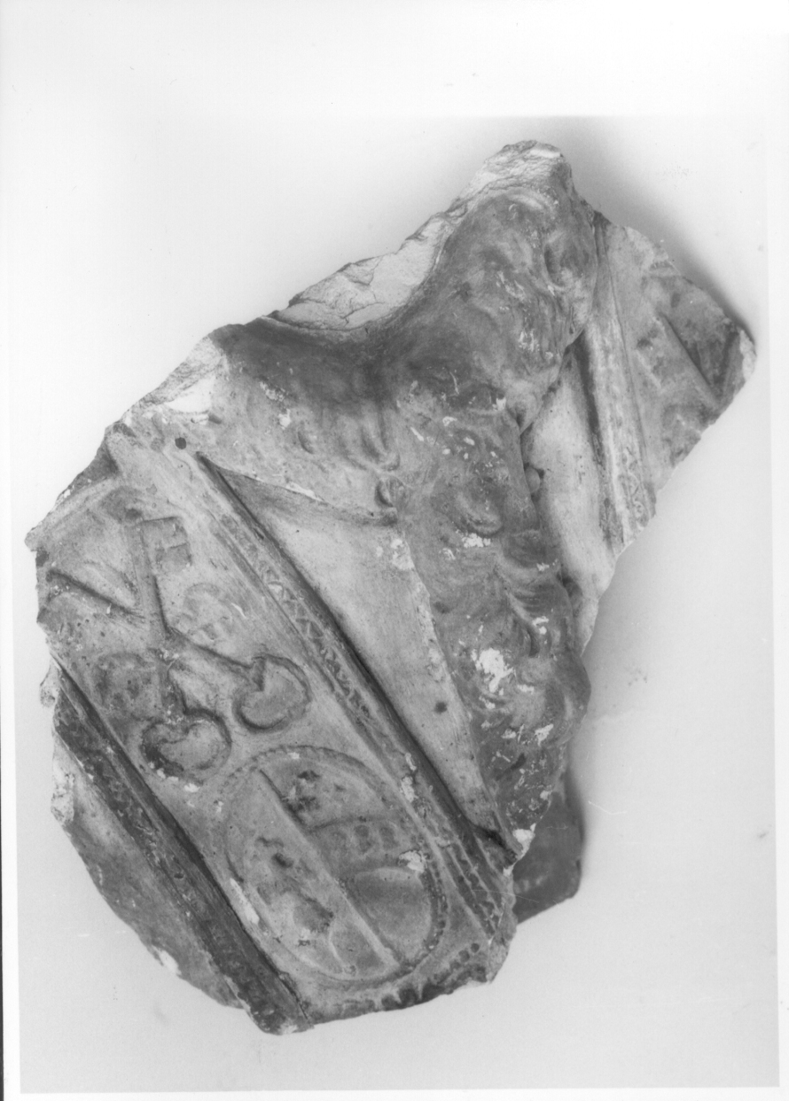 chiavi e stemma gentilizio (calco di scultura, frammento) - bottega piemontese (primo quarto sec. XIX)