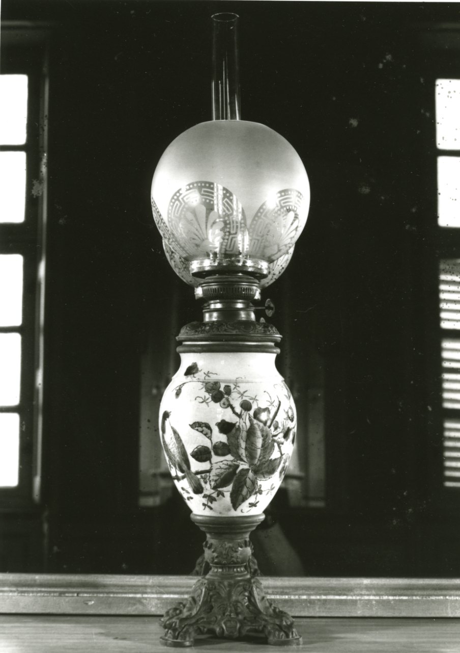 motivo decorativo fitomorfo (lampada da tavolo - a petrolio, opera isolata) di Ditmar R (seconda metà sec. XIX)