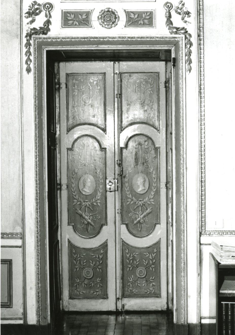 motivi decorativi vegetali e ovali con teste di profilo (porta - a due battenti) - ambito piemontese (ultimo quarto sec. XVIII)