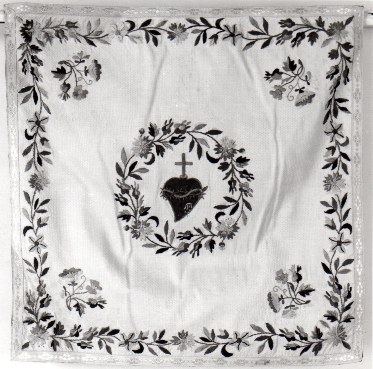 Sacro Cuore di Gesù (velo di calice, opera isolata) - manifattura piemontese (primo quarto sec. XX)