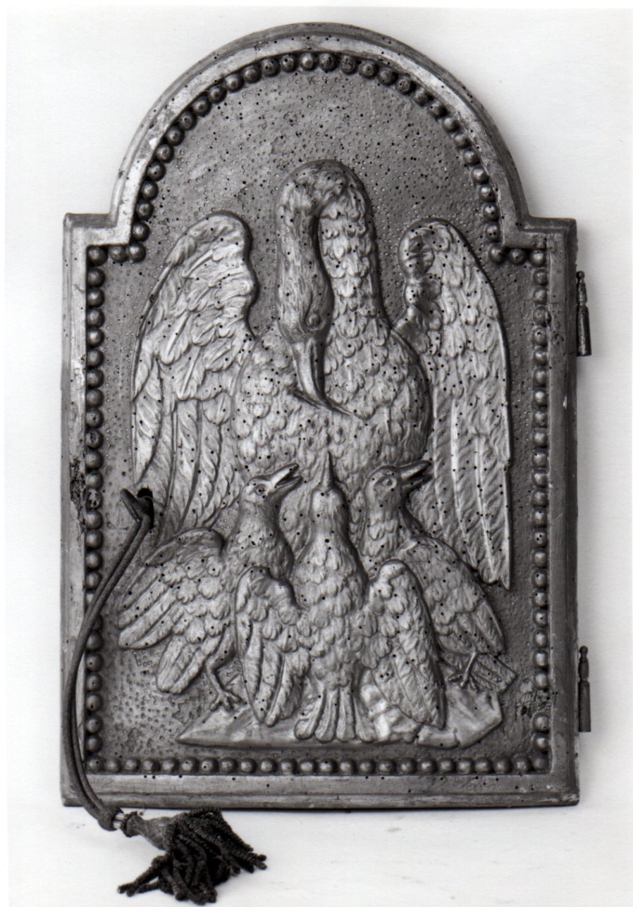 pellicano che imbocca i piccoli nel nido (sportello di tabernacolo) - bottega piemontese (sec. XVII)