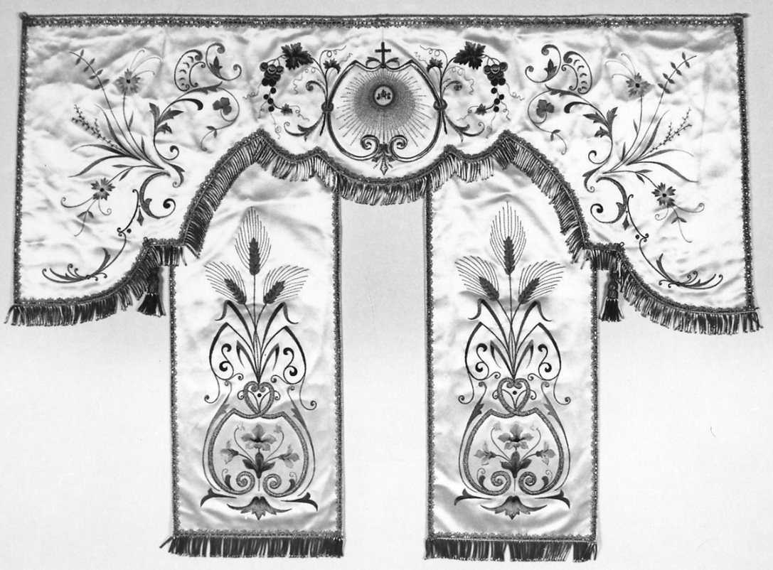 simboli eucaristici (conopeo di tabernacolo, opera isolata) di Suor Sacco R (sec. XX)