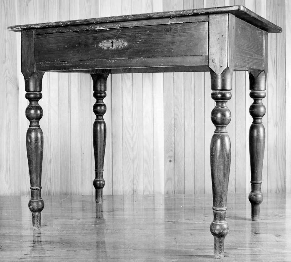 tavolino, opera isolata - produzione piemontese (prima metà sec. XX)