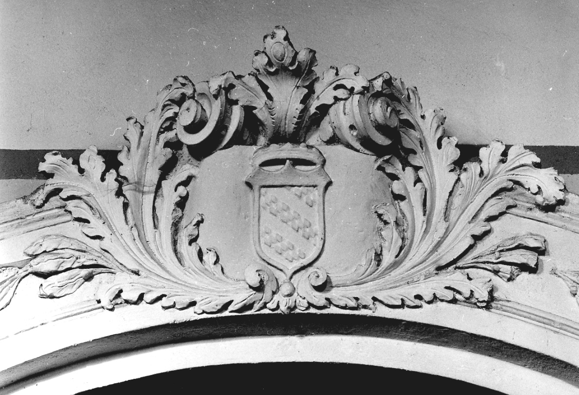 motivi decorativi vegetali con stemma (decorazione plastica, opera isolata) - ambito piemontese (prima metà sec. XVII)