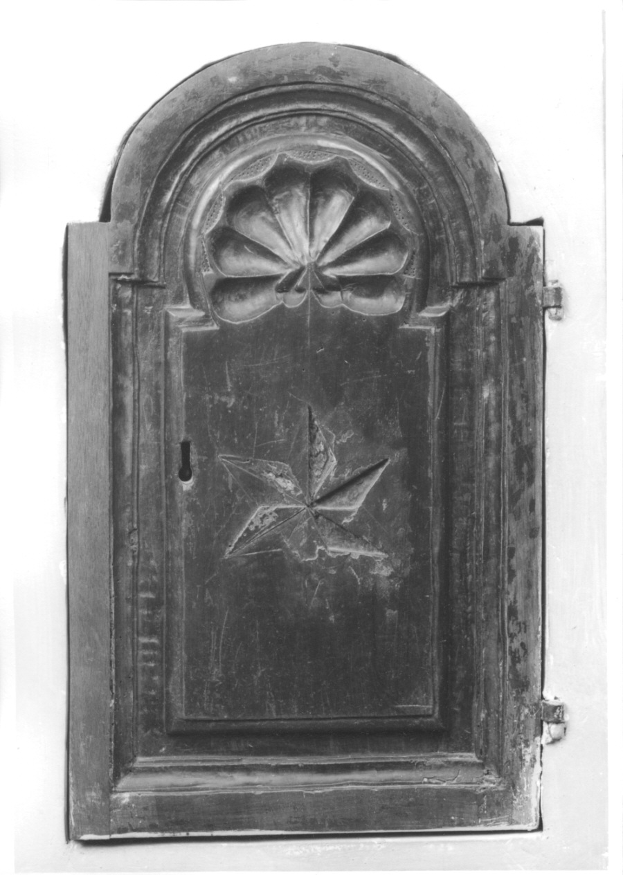 MOTIVI DECORATIVI GEOMETRICI (anta di armadietto per oli santi) - bottega piemontese (seconda metà sec. XVII)