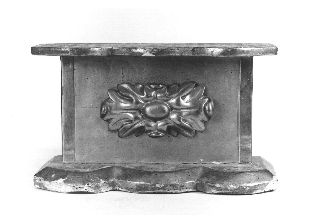 base per croce d'altare, serie - bottega piemontese (prima metà sec. XVIII)