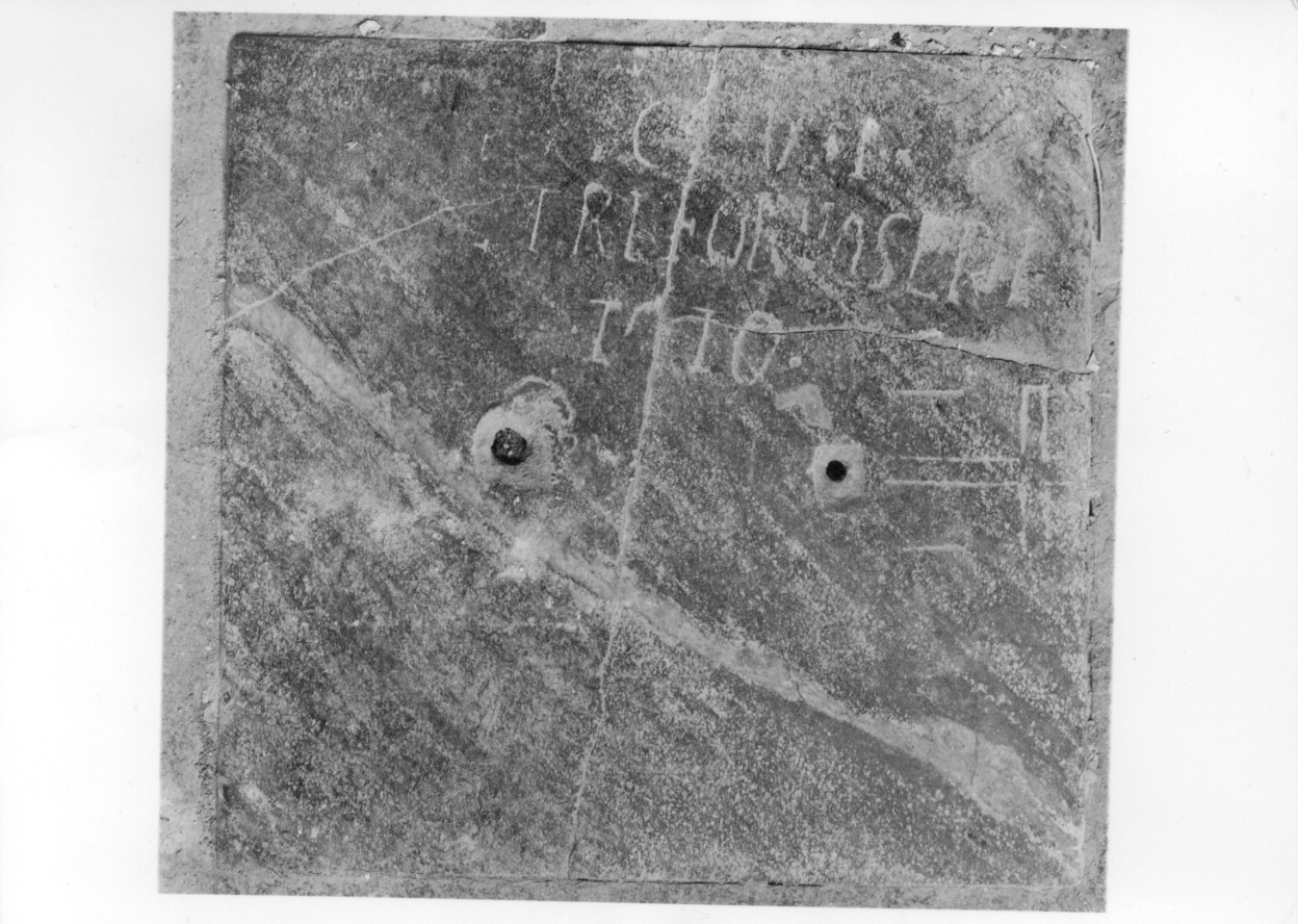 lapide tombale, opera isolata - bottega piemontese (inizio sec. XVIII)