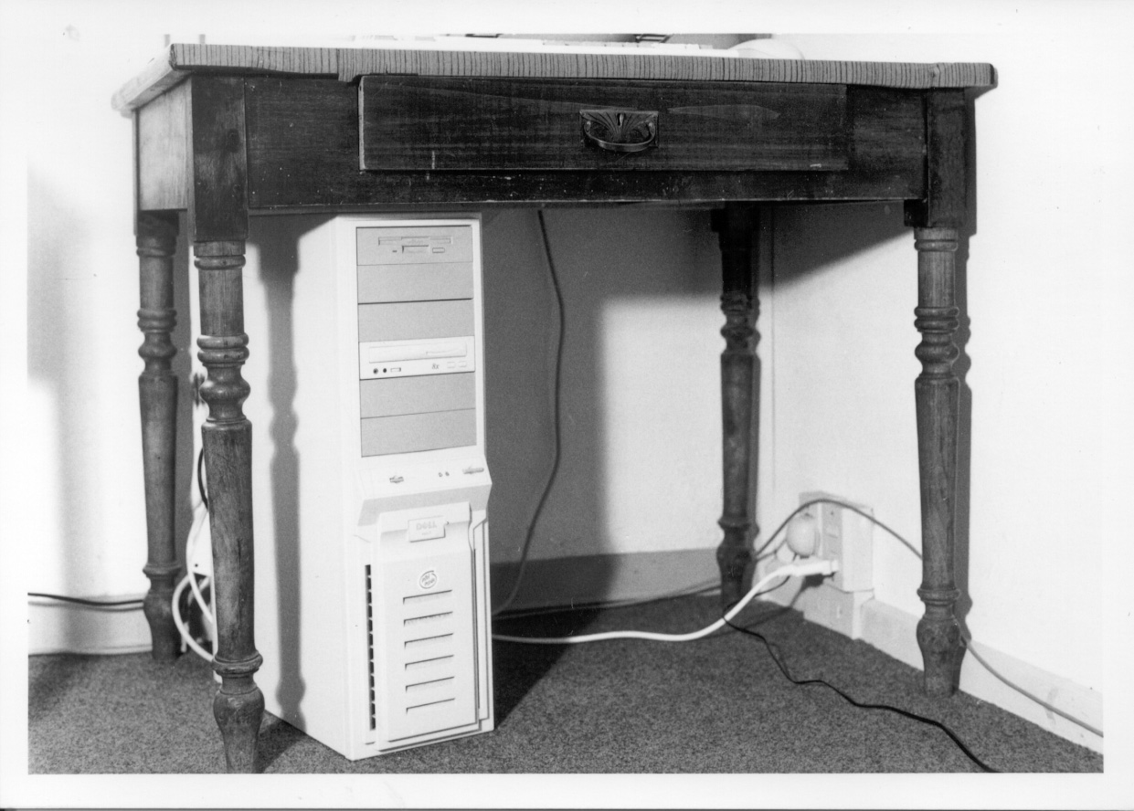 tavolino, opera isolata - ambito piemontese (primo quarto sec. XX)