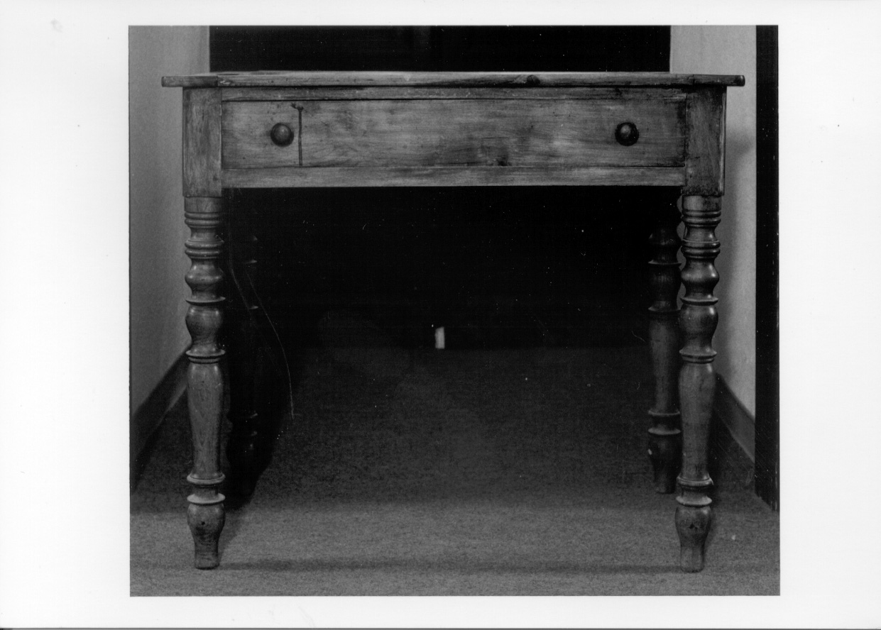 tavolino, opera isolata - ambito piemontese (primo quarto sec. XX)