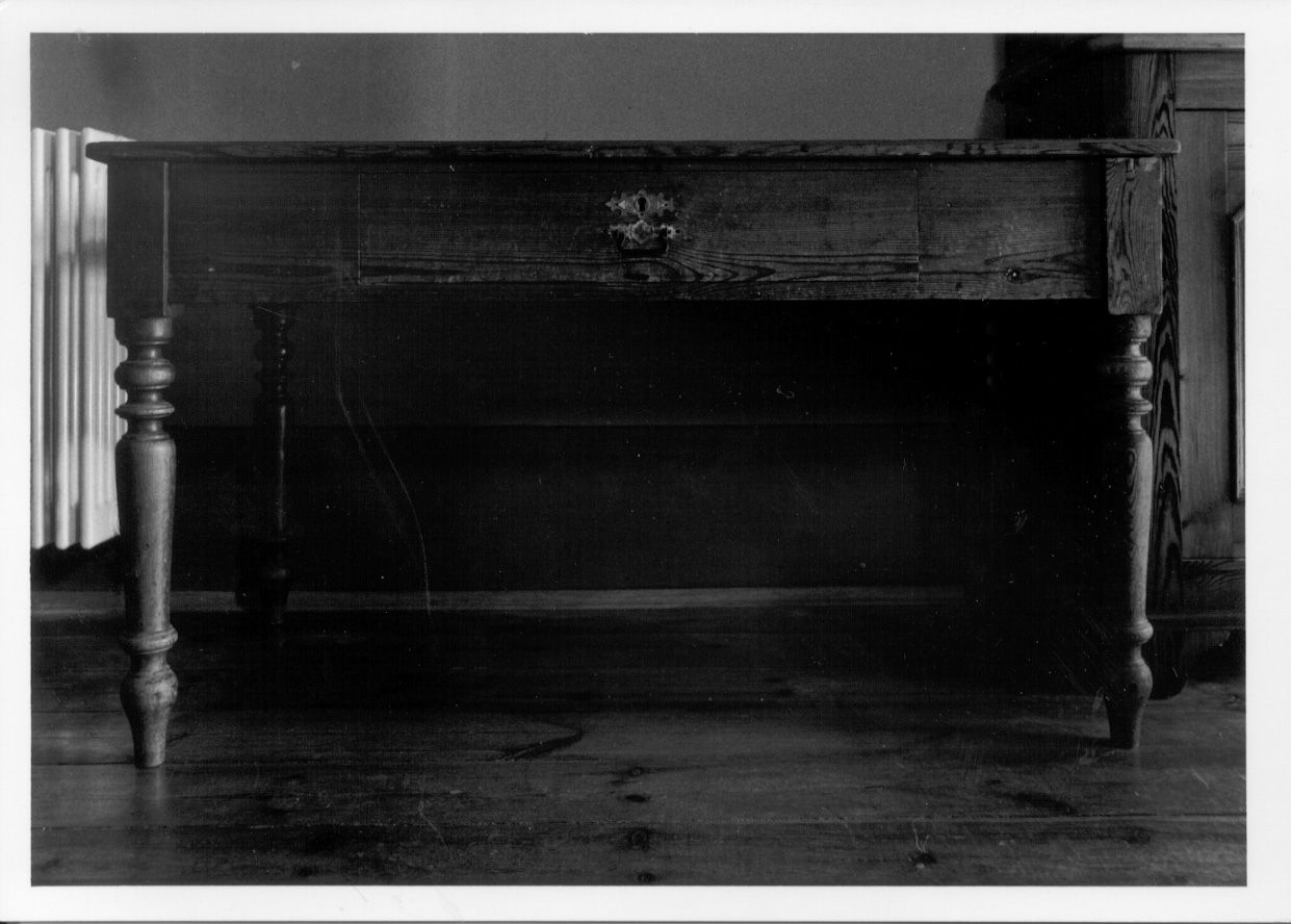 tavolino, opera isolata - ambito piemontese (primo quarto sec. XX)