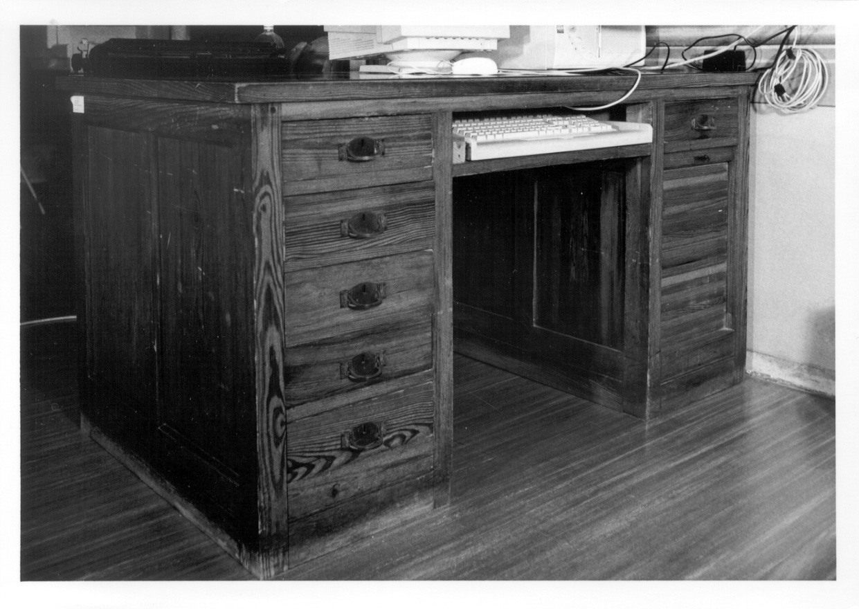 scrivania, serie - ambito piemontese (primo quarto sec. XX)