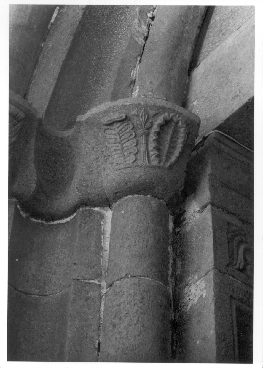 motivi decorativi vegetali (capitello, frammento) - bottega lombardo-piemontese (prima metà sec. XII)