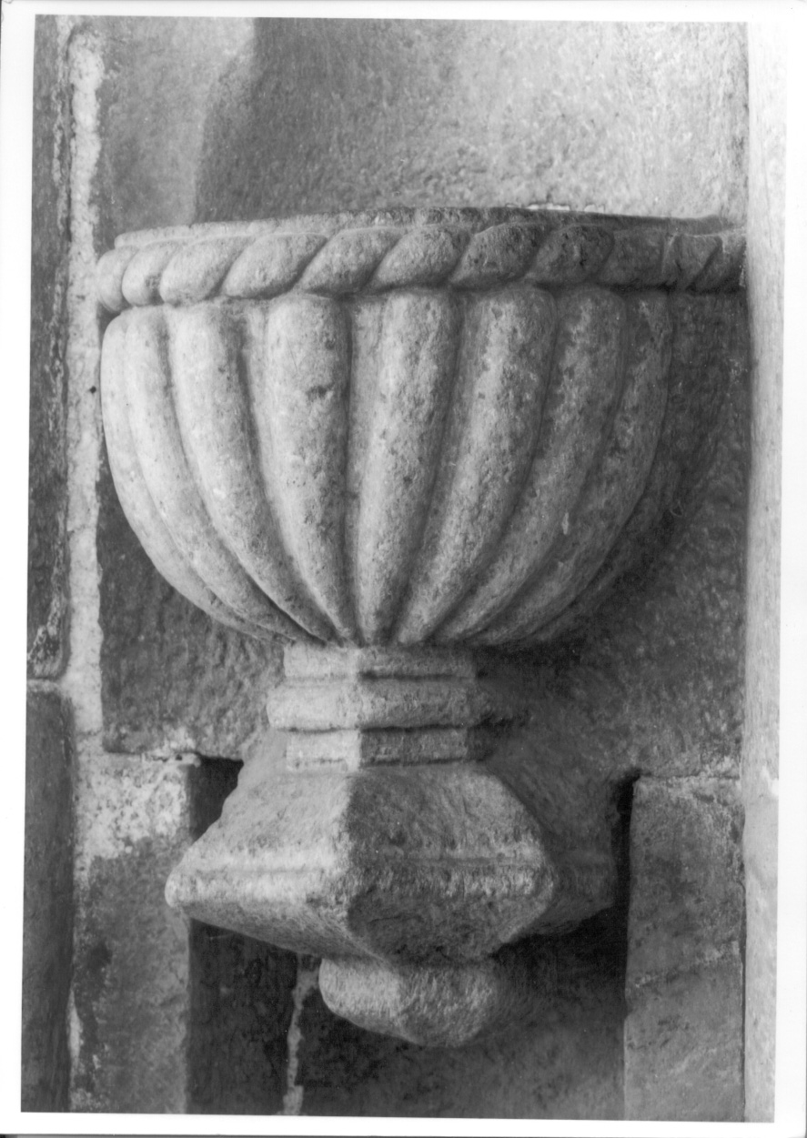 acquasantiera da parete, opera isolata - bottega cusiana (prima metà sec. XVII)