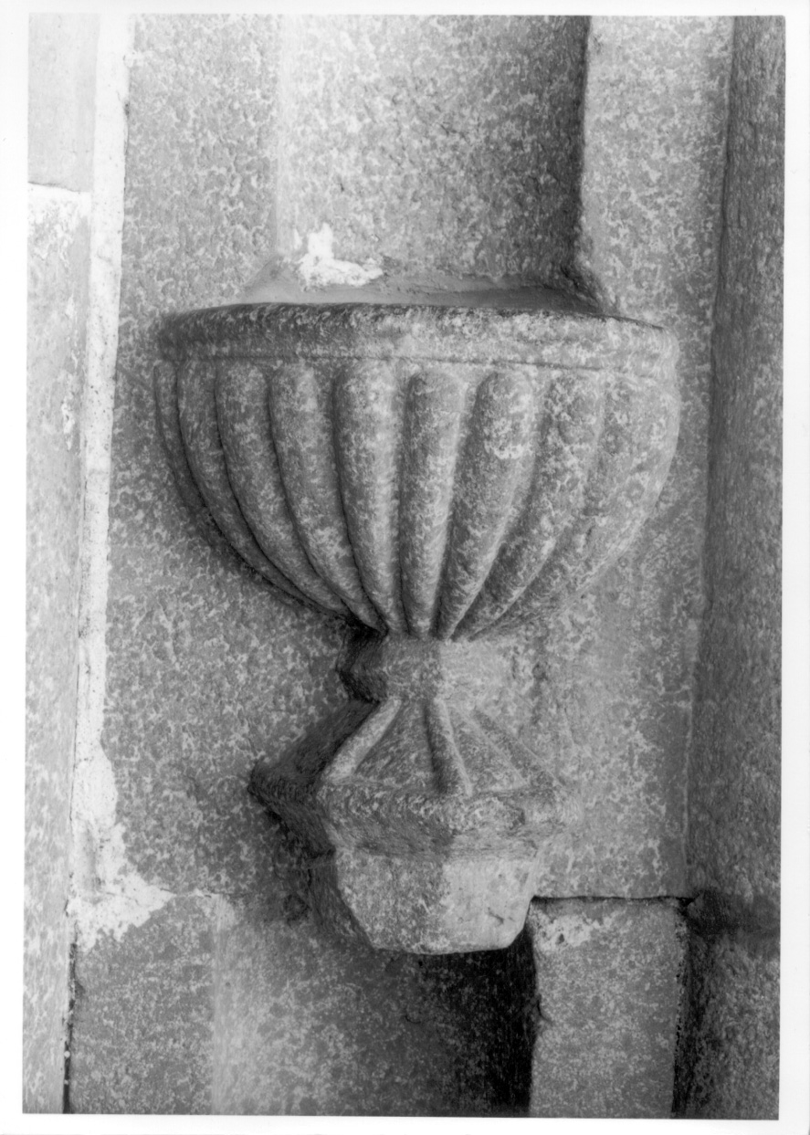 acquasantiera da parete, opera isolata - bottega cusiana (prima metà sec. XVII)