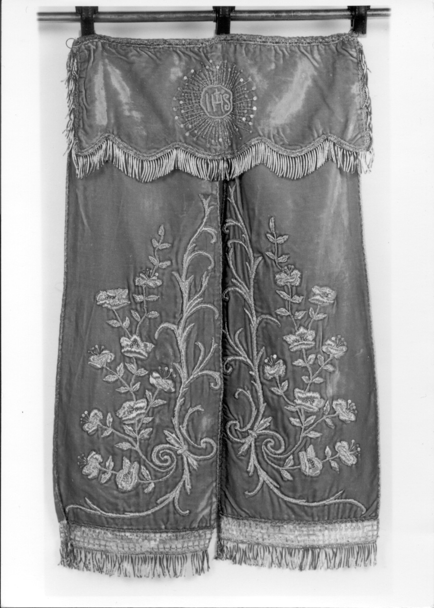 conopeo di tabernacolo, opera isolata - manifattura piemontese (secondo quarto sec. XX)