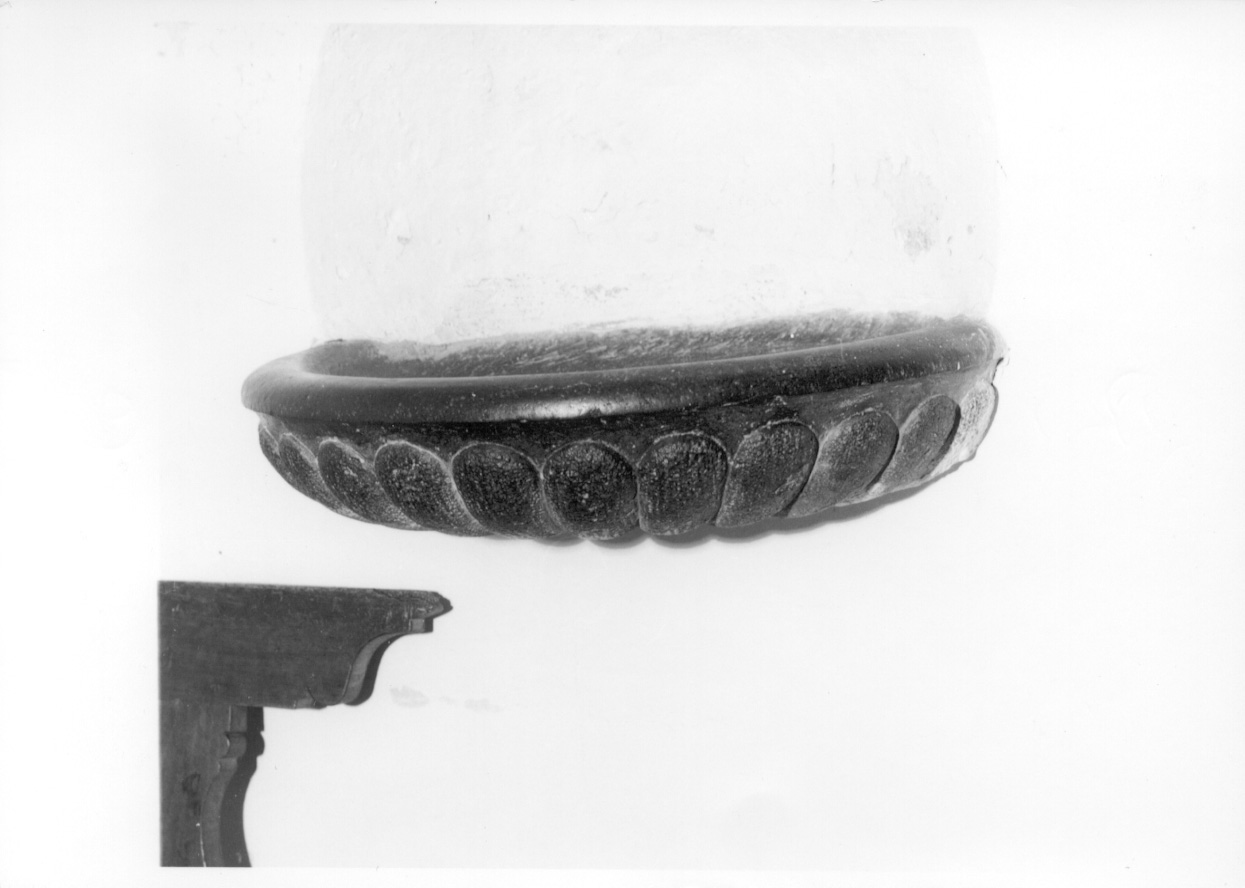 acquasantiera da parete, opera isolata - ambito novarese (sec. XVIII)