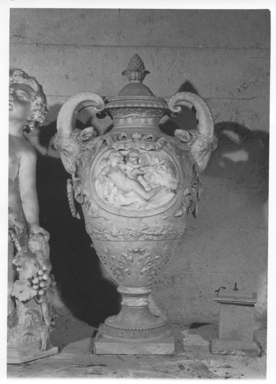 Venere e Cupido (vaso, opera isolata) di Andreoni Orazio (seconda metà sec. XIX)