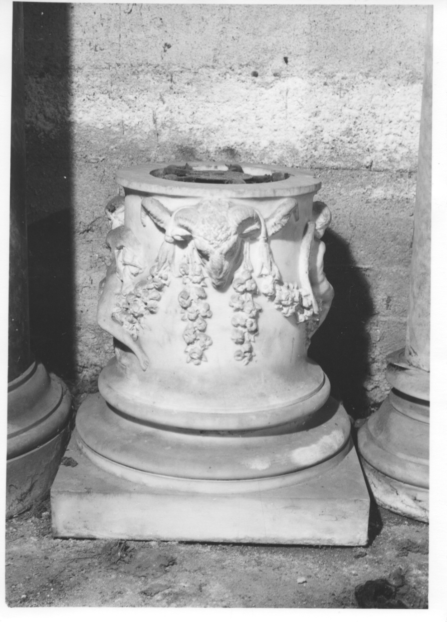 testa d'ariete (base di scultura, elemento d'insieme) di Porzio Francesco (seconda metà sec. XIX)