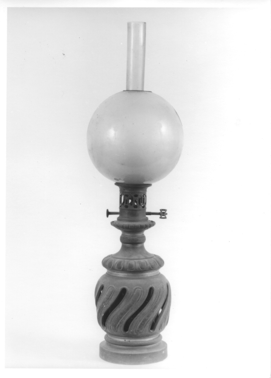 motivi decorativi geometrici (lampada da tavolo - a petrolio, serie) - manifattura romana (seconda metà sec. XIX)