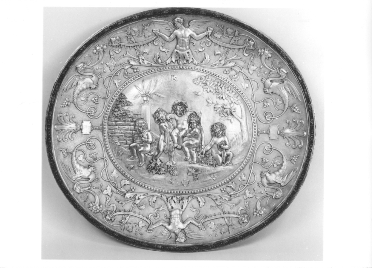 baccanale di putti (piatto, opera isolata) di Ballerini Paolo (seconda metà sec. XIX)