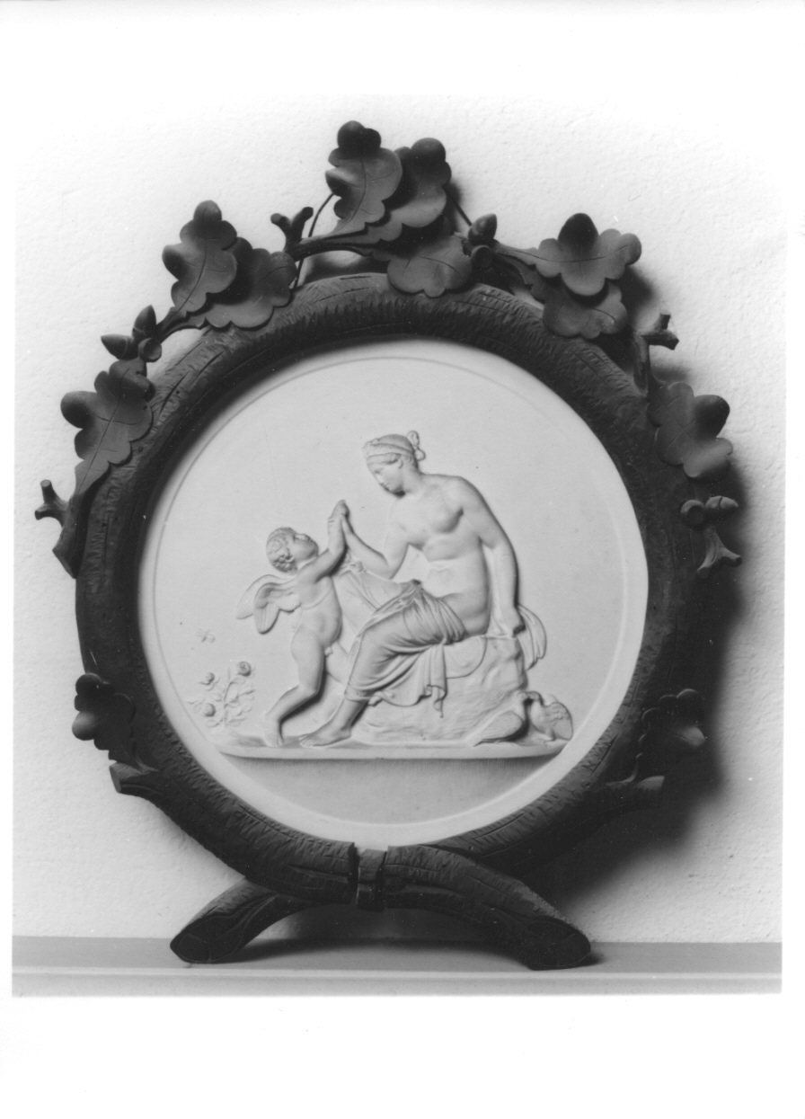 Venere consola Cupido punto da un'ape (rilievo, serie) di Bing & Grondhal Manifattura (seconda metà sec. XIX)