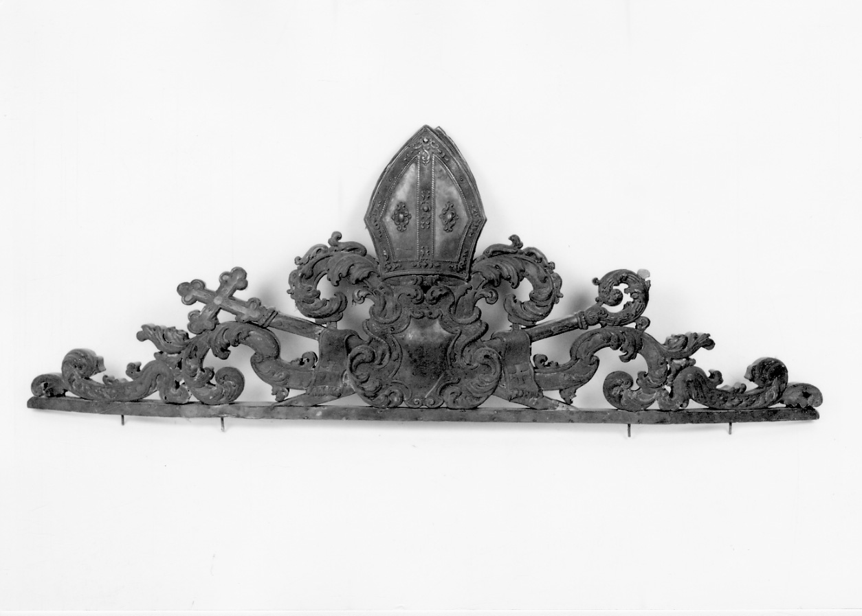 insegne episcopali (fastigio, frammento) - ambito ligure-piemontese (inizio sec. XVIII)