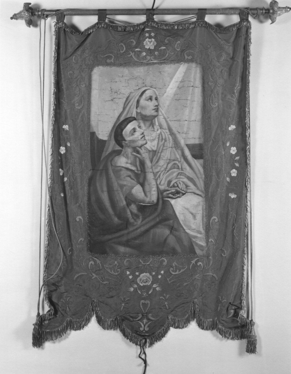 Madonna e San Giovanni Evangelista ai piedi della croce vuota (dipinto) - manifattura italiana (secondo quarto sec. XX)