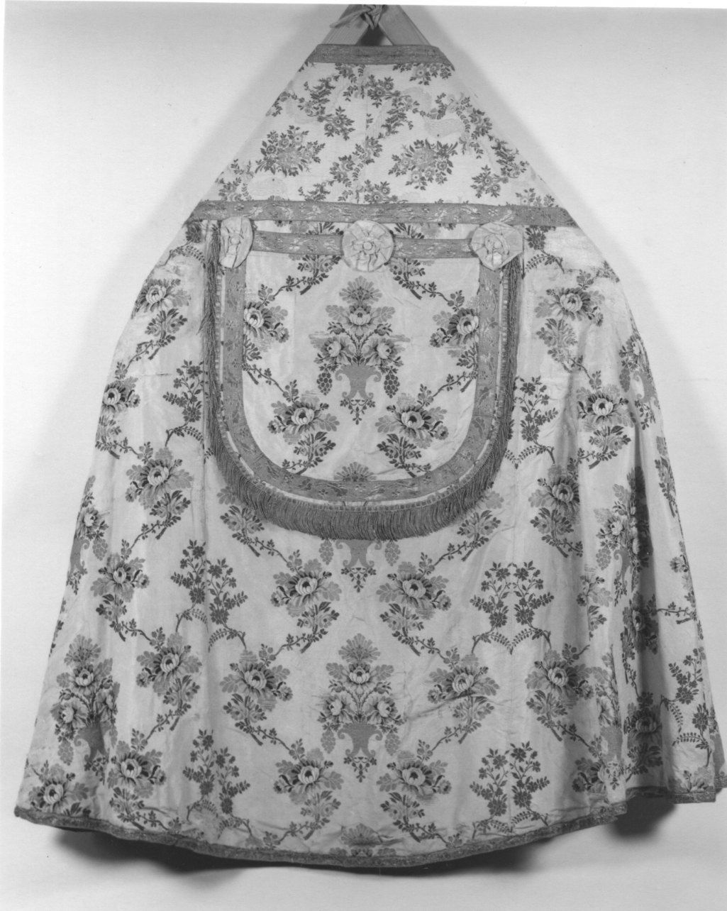 piviale, opera isolata - manifattura francese, manifattura italiana (metà, seconda metà sec. XVIII, sec. XIX)