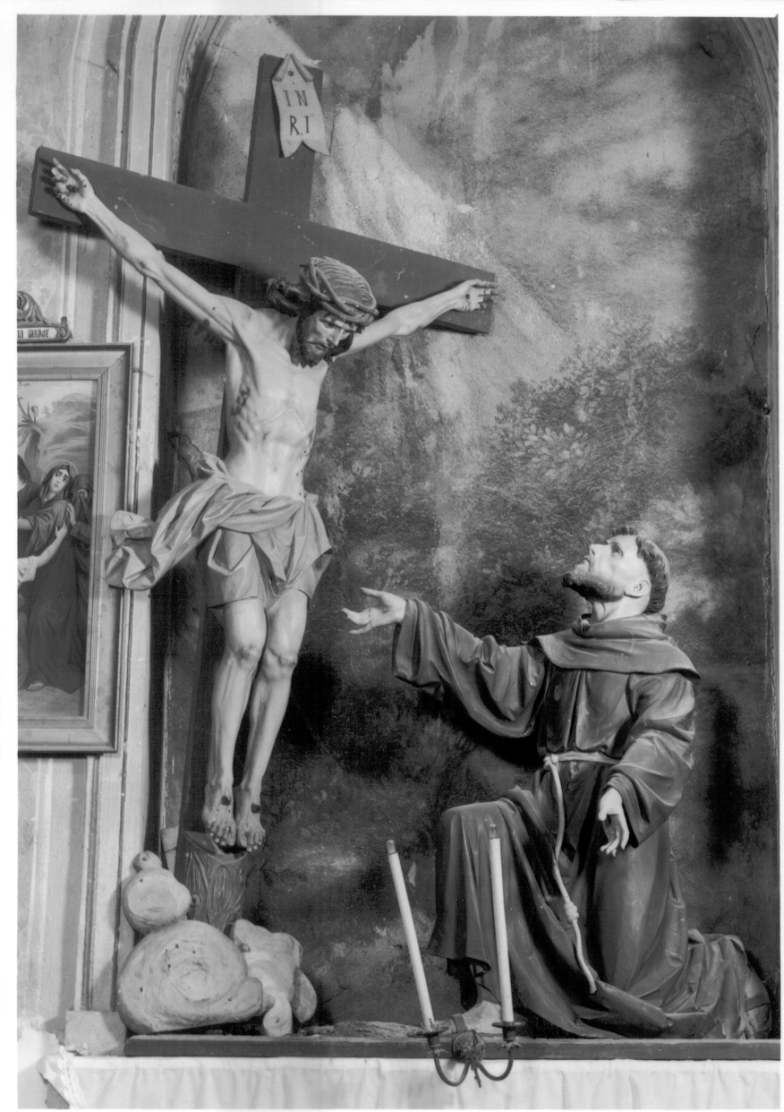 San Francesco d'Assisi in preghiera davanti alla croce (gruppo scultoreo, opera isolata) di Righetti Attilio (primo quarto sec. XX)