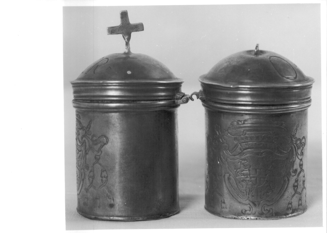 stemma vescovile (vasetti per oli santi, serie) - ambito piemontese (seconda metà sec. XVIII)