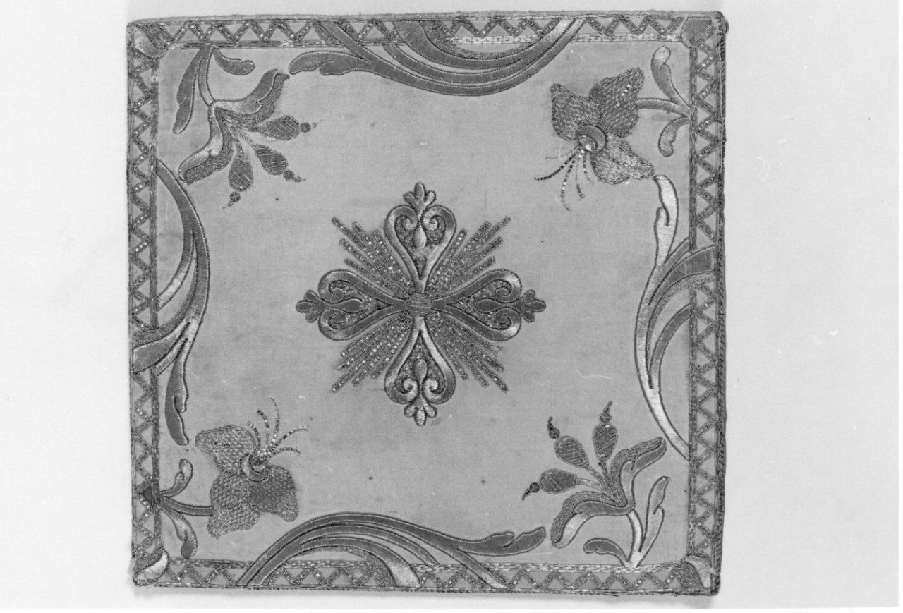 borsa del corporale, elemento d'insieme - manifattura piemontese (primo quarto sec. XX)