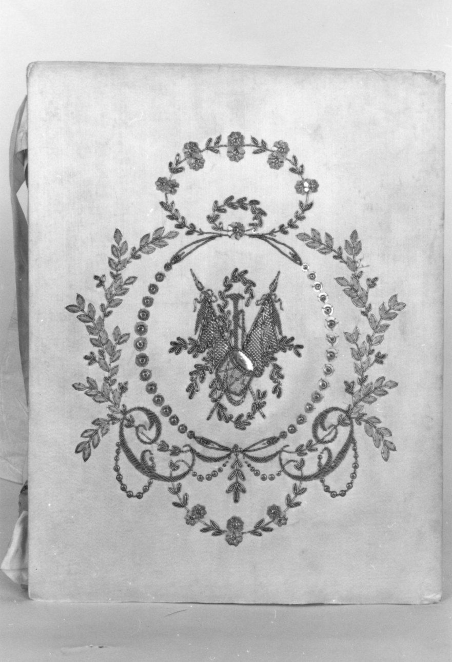 strumenti musicali (decorazione a ricamo) - manifattura piemontese (primo quarto sec. XIX)