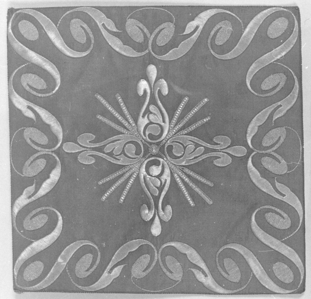 borsa del corporale, elemento d'insieme - manifattura piemontese (primo quarto sec. XX)