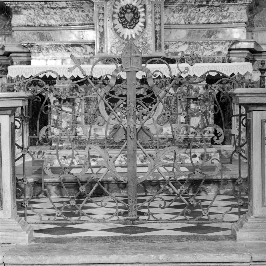 insegne episcopali (cancello di balaustrata, opera isolata) - ambito piemontese (prima metà sec. XVIII)