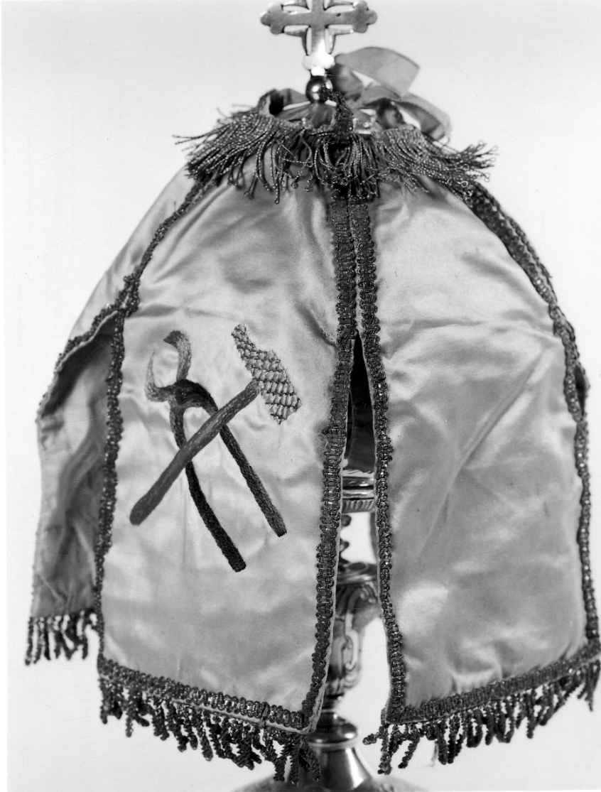 simboli della passione (conopeo di pisside, opera isolata) - manifattura italiana (primo quarto sec. XX)