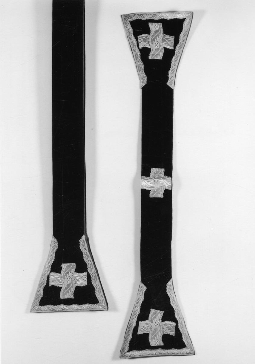 paramento liturgico, insieme di Bertarelli Fratelli Ditta (primo quarto sec. XX)