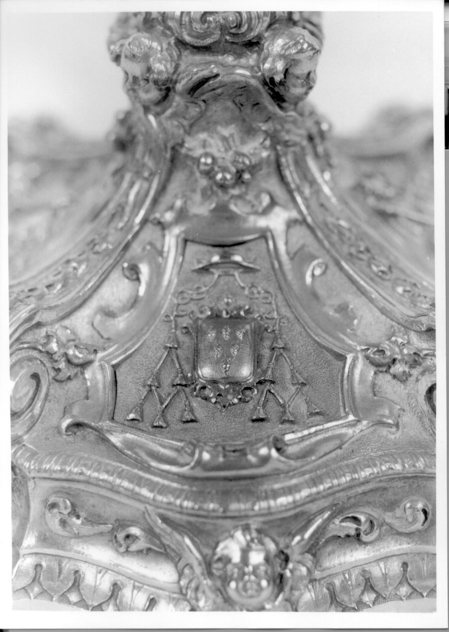 stemma vescovile (decorazione plastica, insieme) di Santi P (sec. XX)