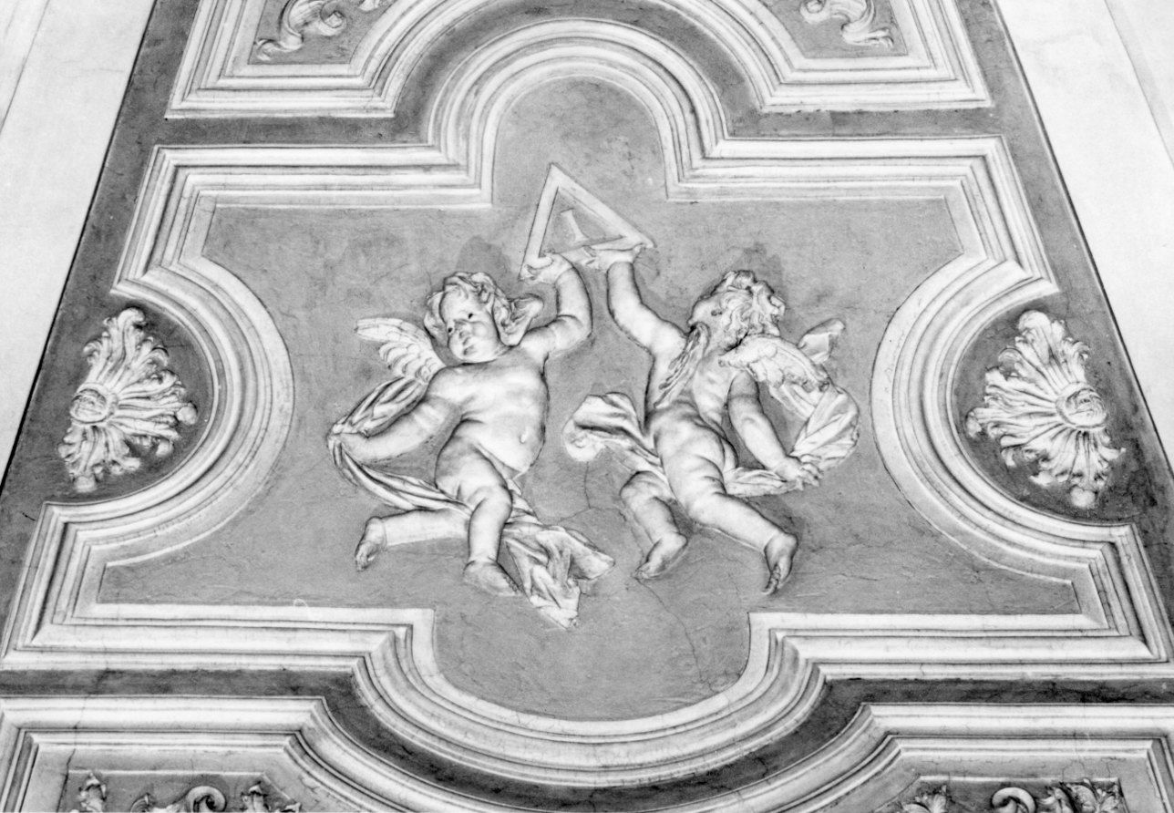 ANGELI CHE REGGONO IL TRIANGOLO DELLA TRINITÀ (decorazione plastica) di Belli Luigi, Beltramelli Domenico (fine/inizio secc. XVII/ XVIII)