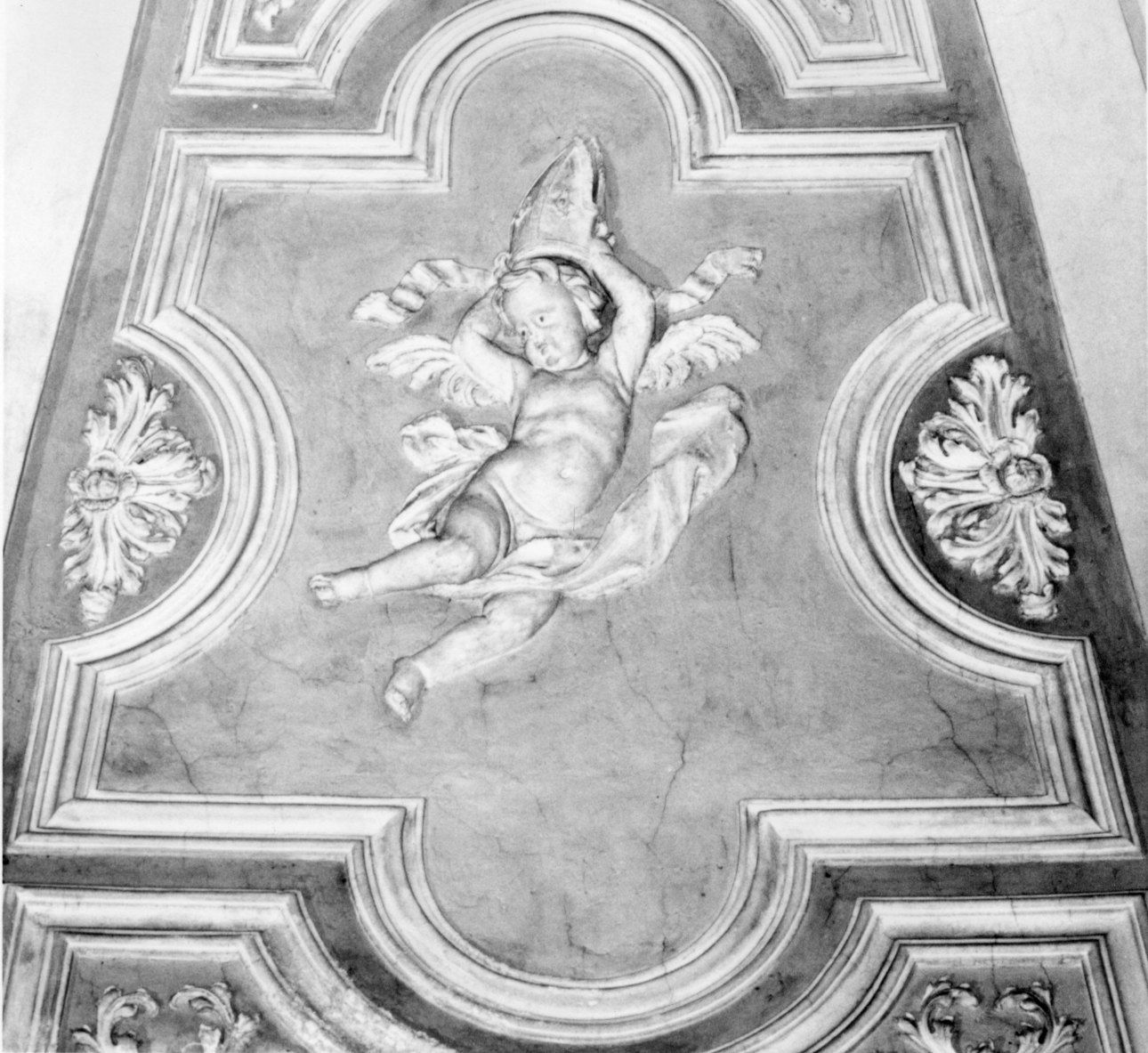 ANGELO CON MITRA (decorazione plastica) di Belli Luigi, Beltramelli Domenico (fine/inizio secc. XVII/ XVIII)
