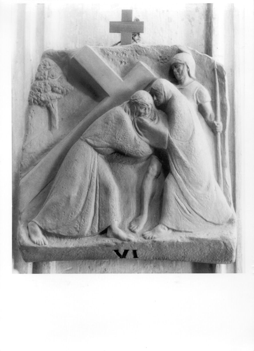 stazione VI: Gesù asciugato dalla Veronica (formella, elemento d'insieme) - bottega piemontese (metà sec. XX)