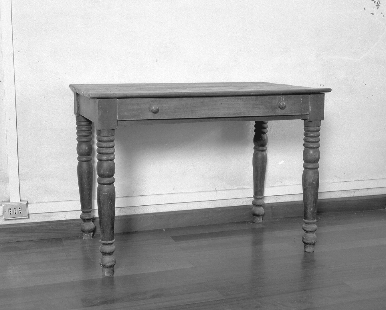 tavolo, opera isolata - ambito piemontese (primo quarto sec. XX)