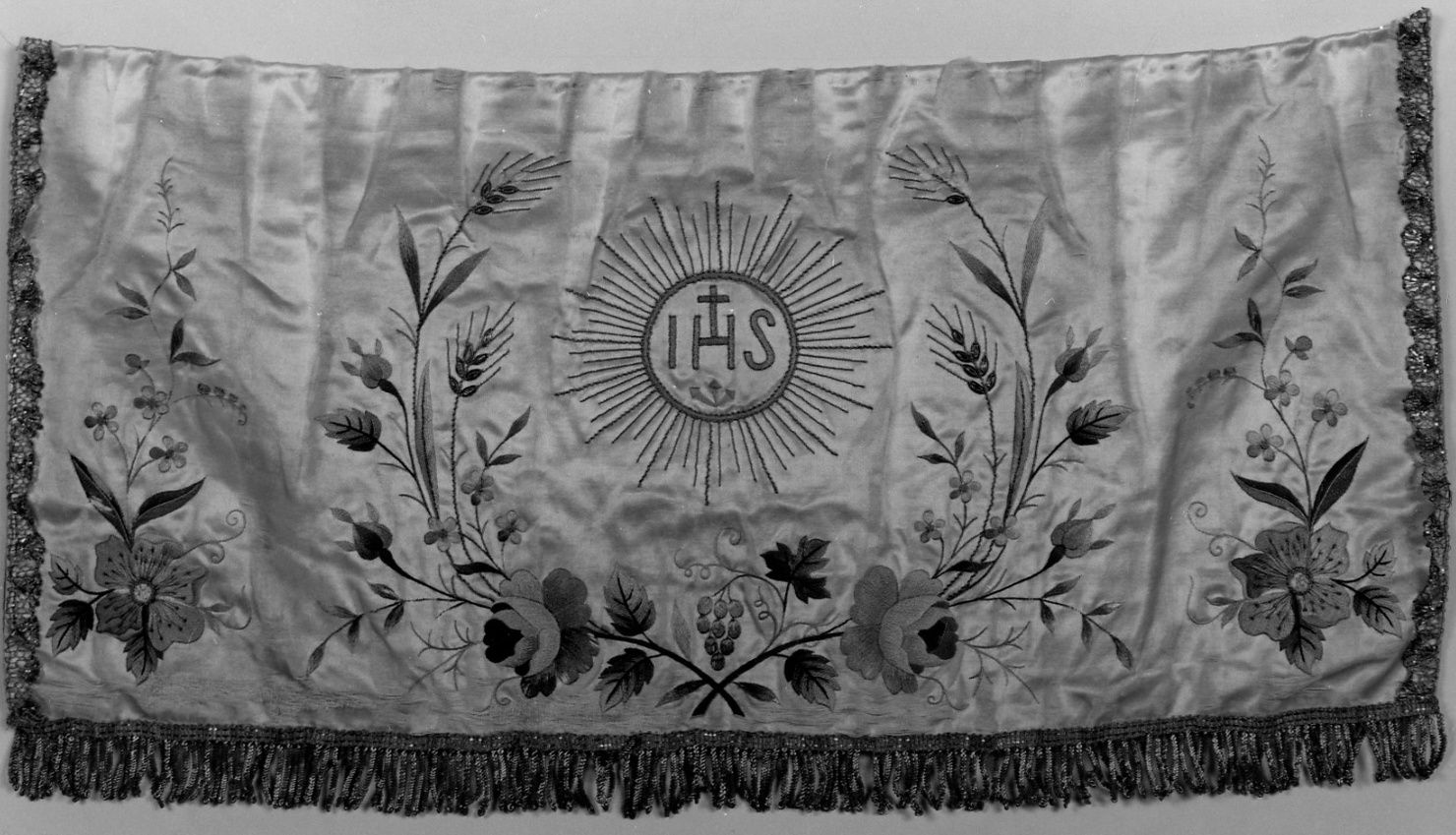 SIMBOLI EUCARISTICI CON EMBLEMA BERNARDINIANO (conopeo di pisside, opera isolata) - manifattura piemontese (seconda metà sec. XIX)