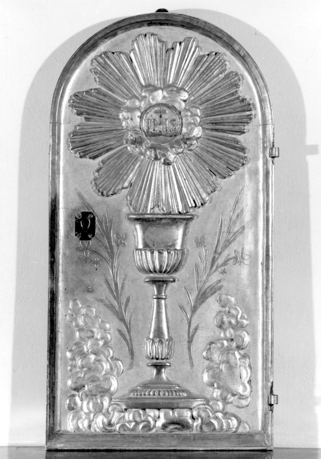 SIMBOLI EUCARISTICI CON EMBLEMA BERNARDINIANO (sportello di tabernacolo) - ambito piemontese (metà sec. XIX)