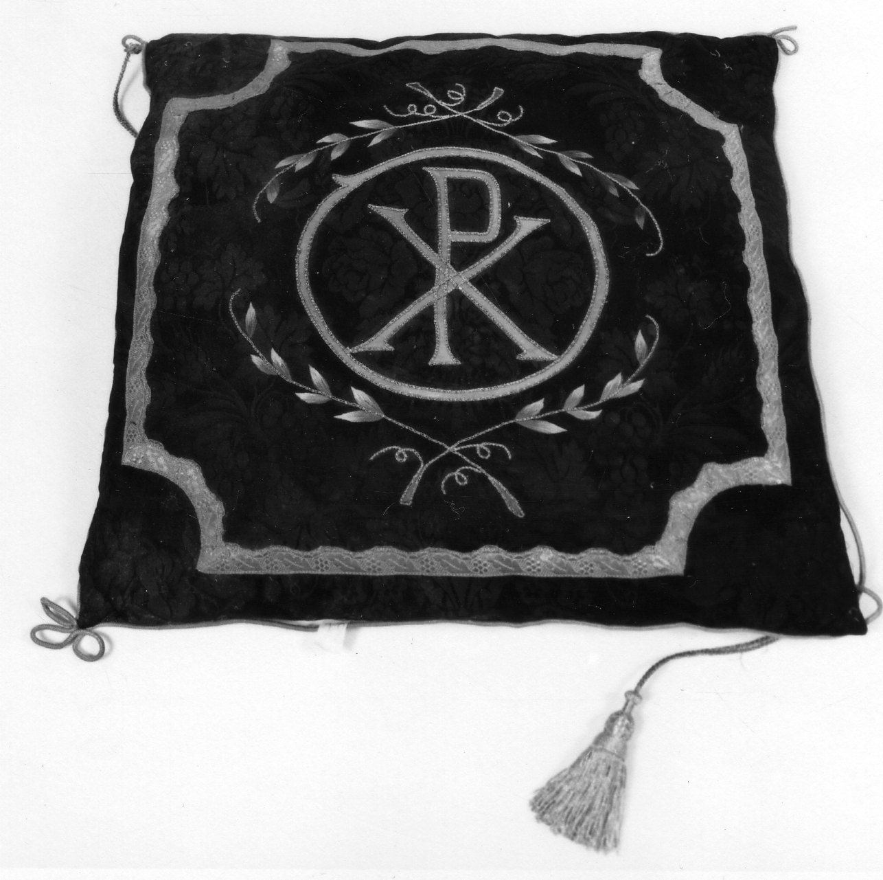 monogramma cristologico (cuscino funebre, opera isolata) - manifattura italiana (primo quarto sec. XIX)