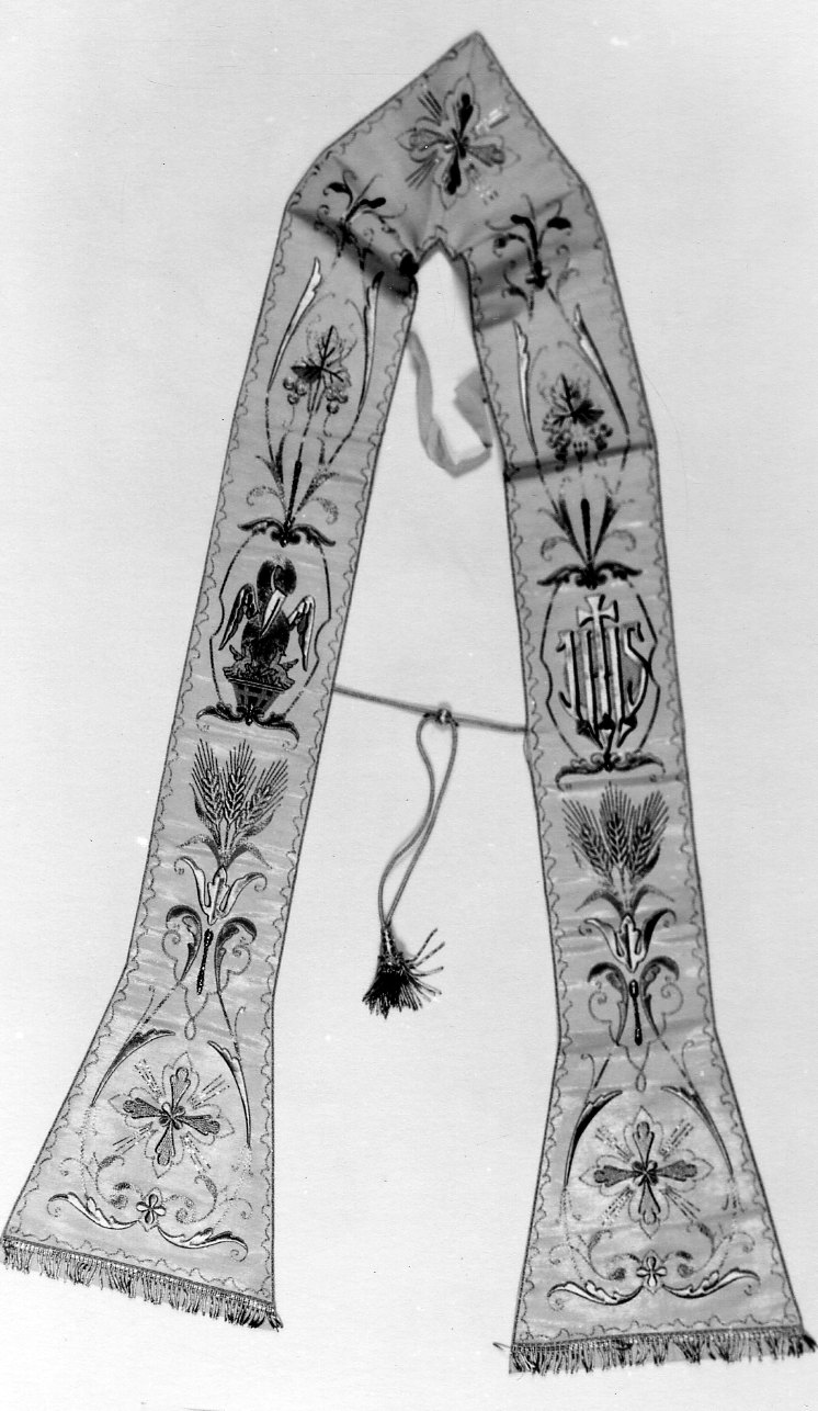 pellicano che imbocca i piccoli nel nido (stola, opera isolata) - manifattura italiana (prima metà sec. XX)